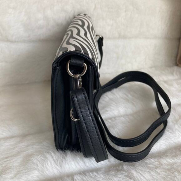 Crossbody bag with Touch Screen Access Stripes - Picture 4 of 5